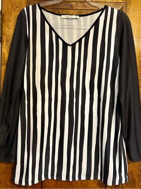 Sakurafina Black & White Vertical Stripe V-Neck Long Sleeve Top